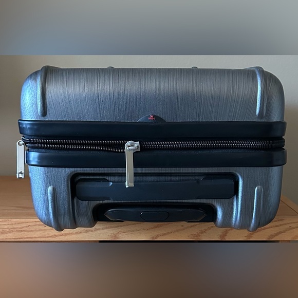 eBags Gray EXO 2 Hardside 24-Inch Spinner Carry-On Mobile Office Padded Luggage - Picture 8 of 11